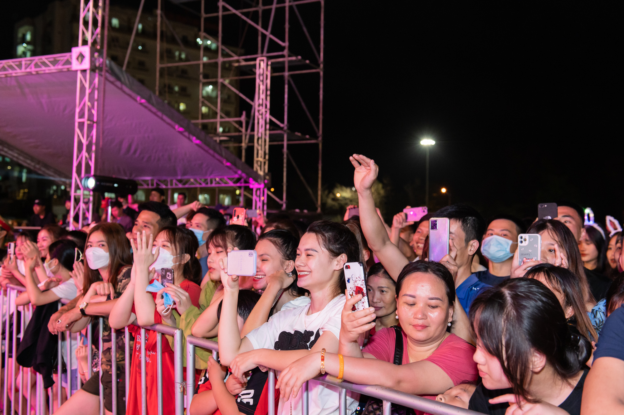 Người dân, du khách hào hứng với đêm nhạc sôi động SunFest Thanh Hóa  - Ảnh 11.