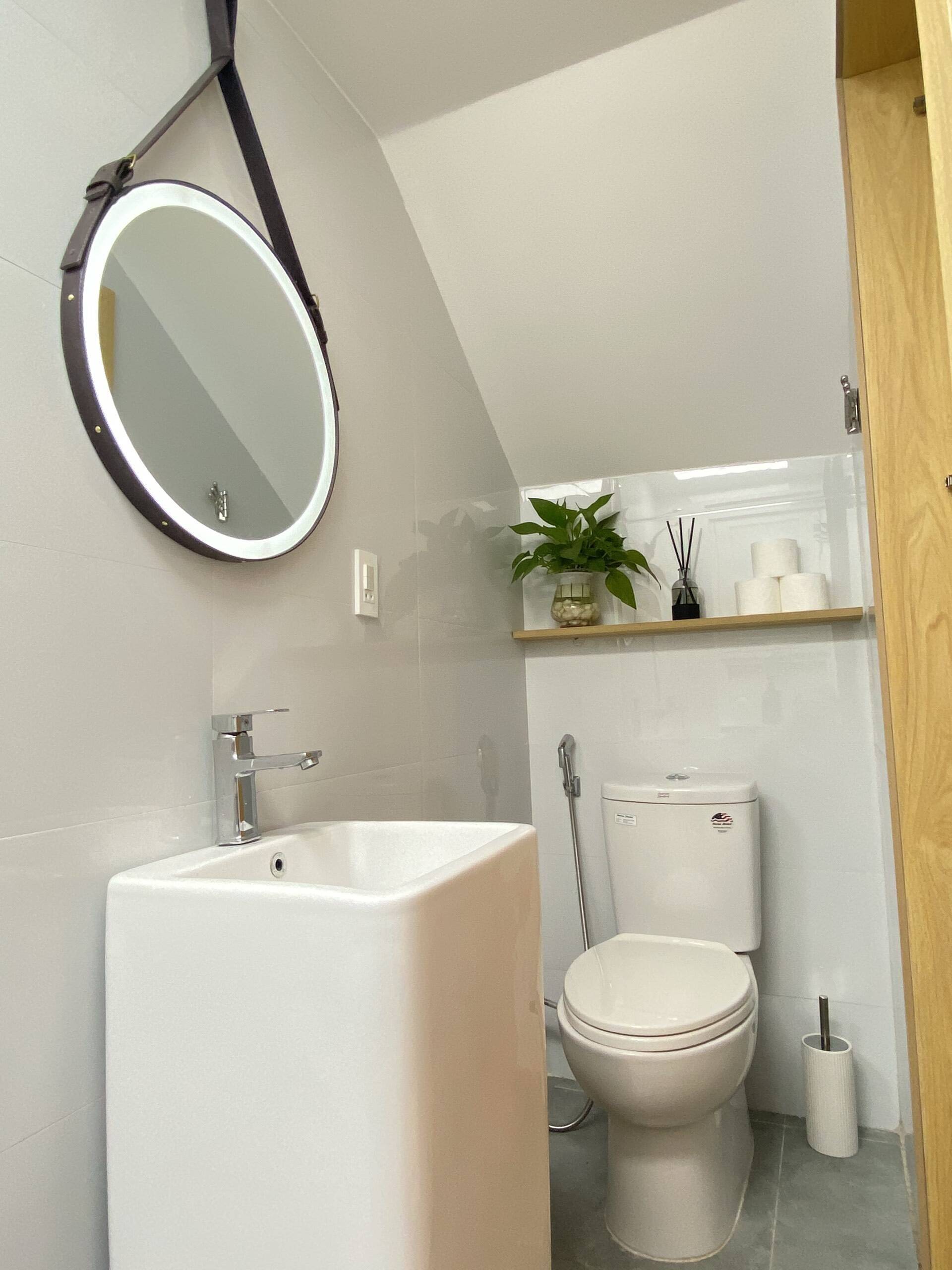 6 giải pháp thiết kế cho phòng tắm chật hẹp - Ảnh 2.