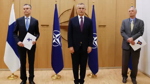 Phần Lan và Thụy Điển chính thức xin gia nhập NATO - Ảnh 1.
