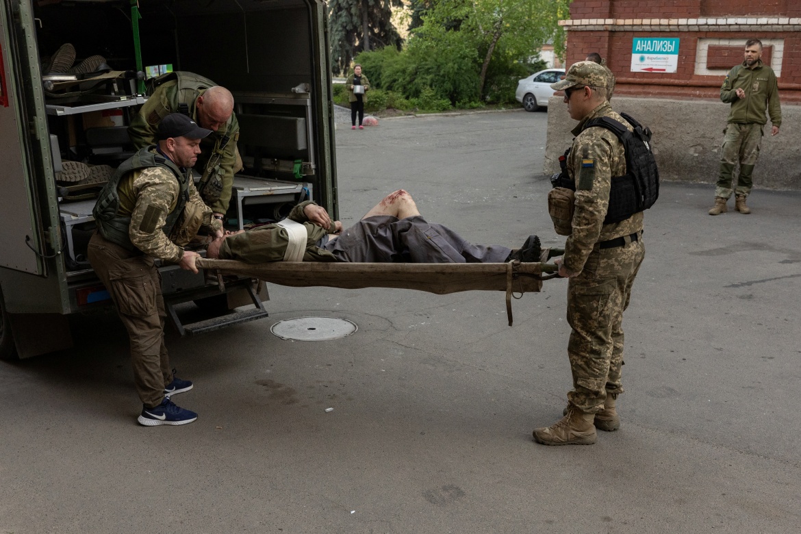 Bên trong Ukraina: Các nhân viên y tế chiến đấu để cứu sống khi thương vong tăng lên - Ảnh 8.