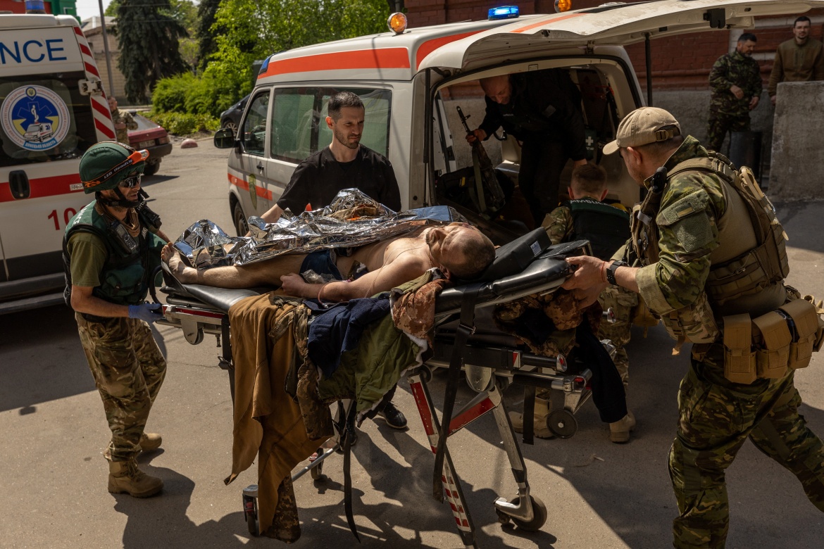 Bên trong Ukraina: Các nhân viên y tế chiến đấu để cứu sống khi thương vong tăng lên - Ảnh 4.