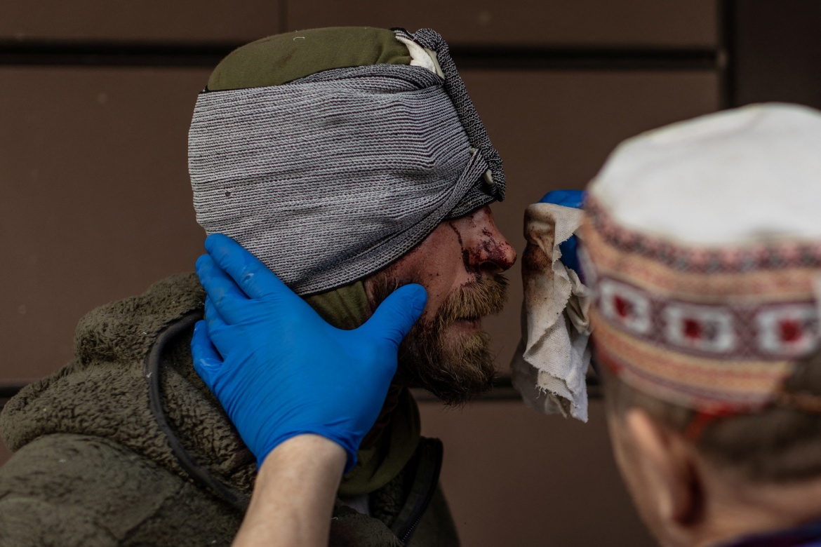 Bên trong Ukraina: Các nhân viên y tế chiến đấu để cứu sống khi thương vong tăng lên - Ảnh 11.
