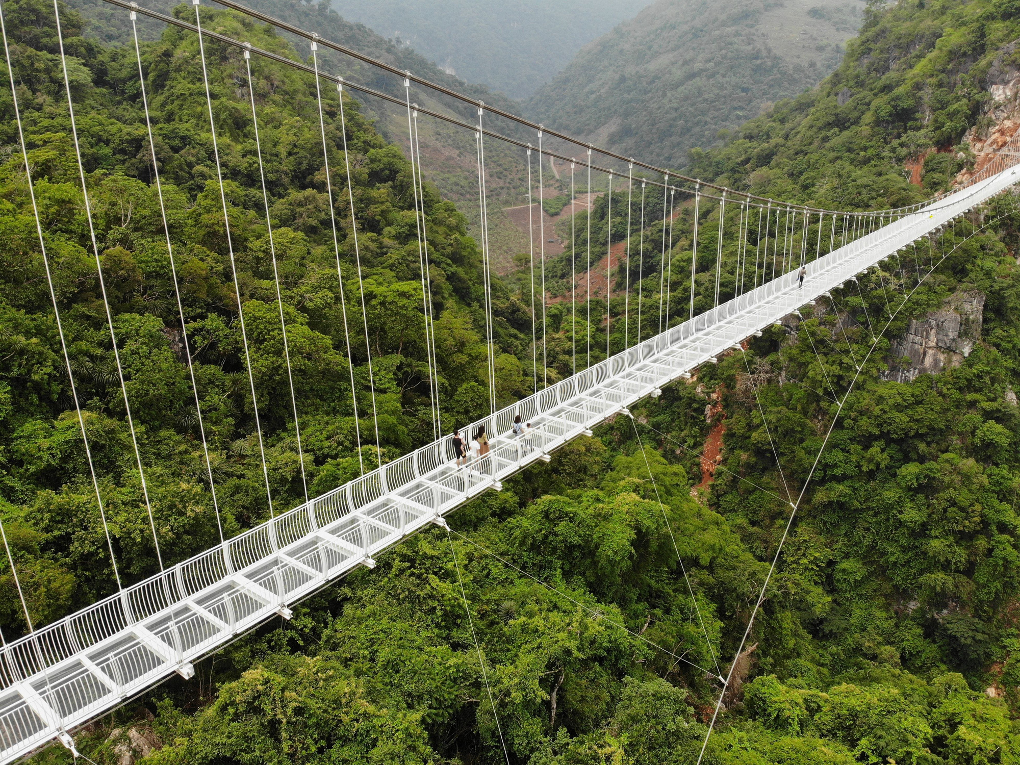 Ngắm cây cầu kính dài 2.000 m dài nhất thế giới tại Việt Nam - Ảnh 1.