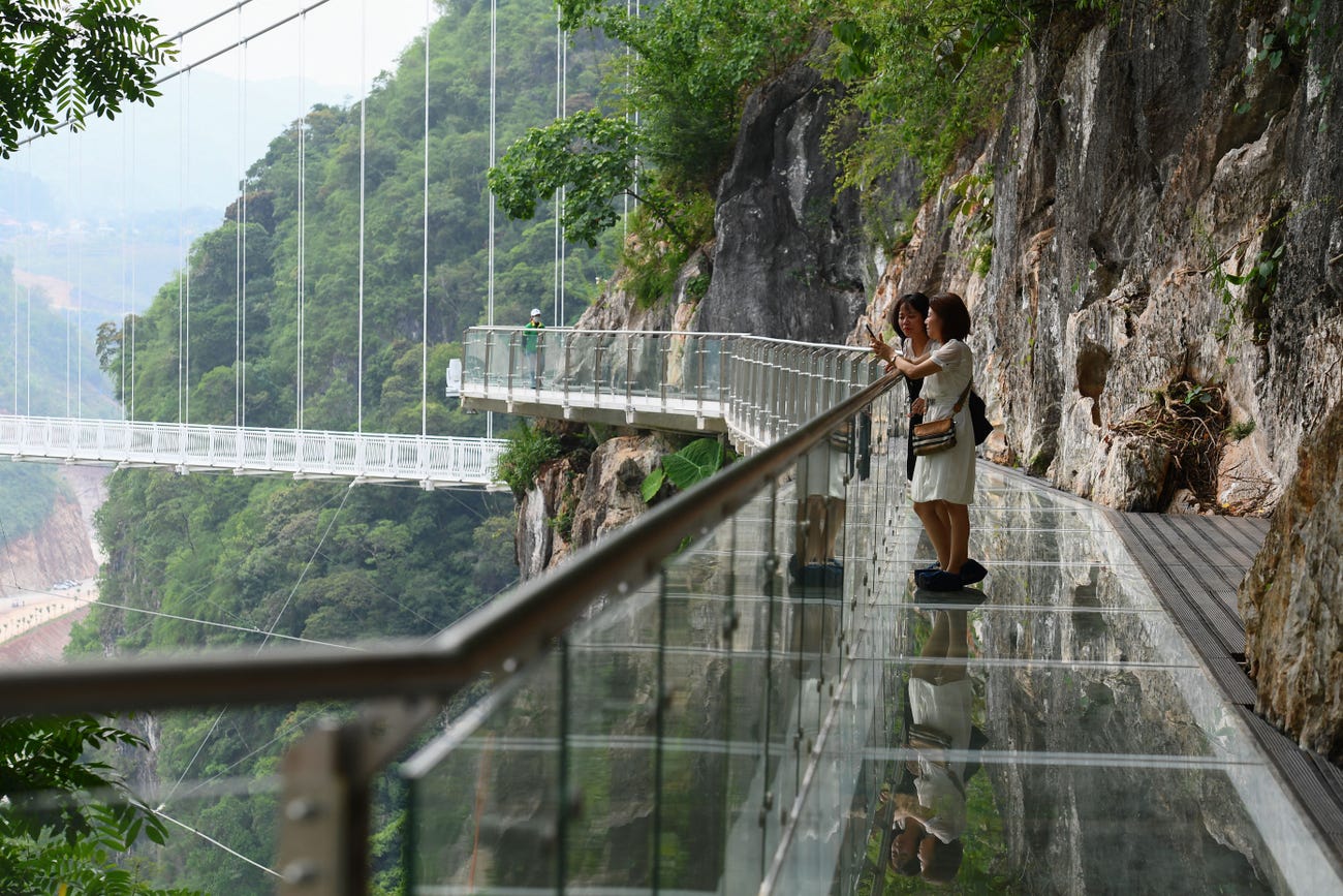 Ngắm cây cầu kính dài 2.000 m dài nhất thế giới tại Việt Nam - Ảnh 6.