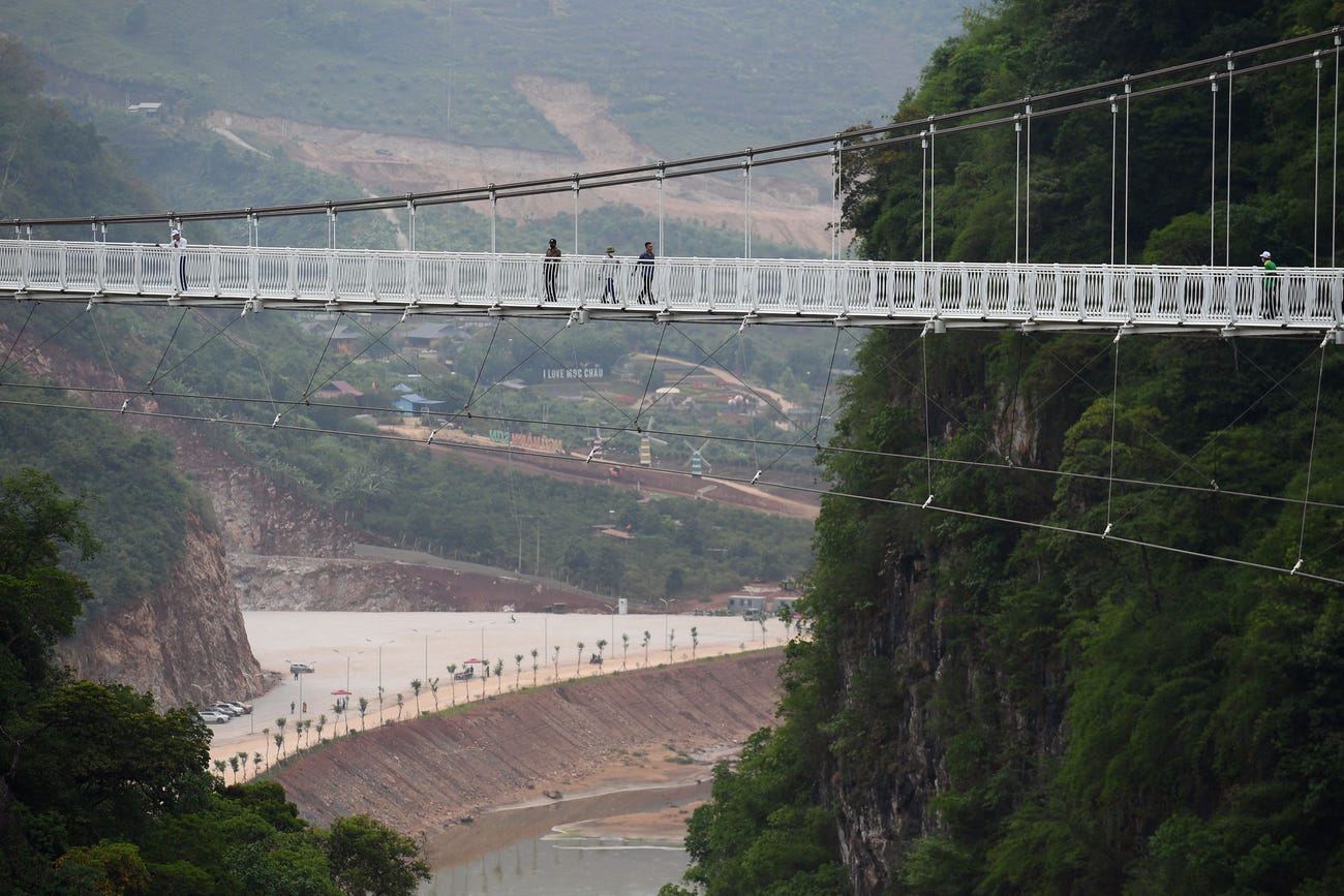 Ngắm cây cầu kính dài 2.000 m dài nhất thế giới tại Việt Nam - Ảnh 11.