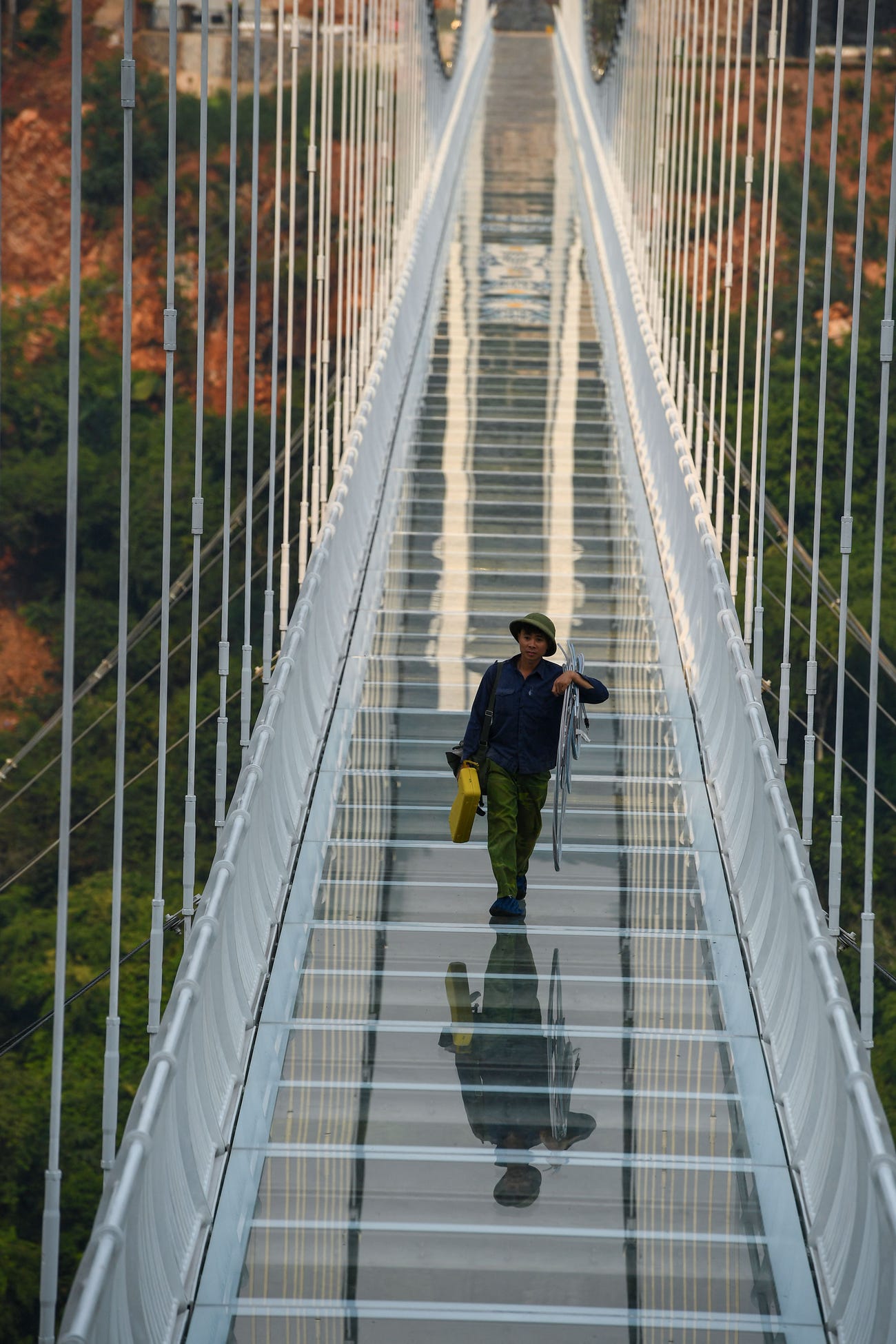 Ngắm cây cầu kính dài 2.000 m dài nhất thế giới tại Việt Nam - Ảnh 13.