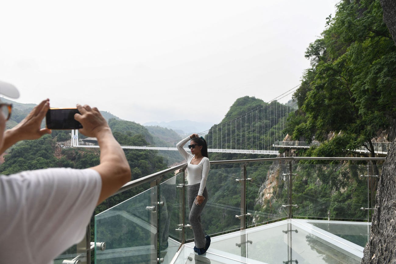 Ngắm cây cầu kính dài 2.000 m dài nhất thế giới tại Việt Nam - Ảnh 16.