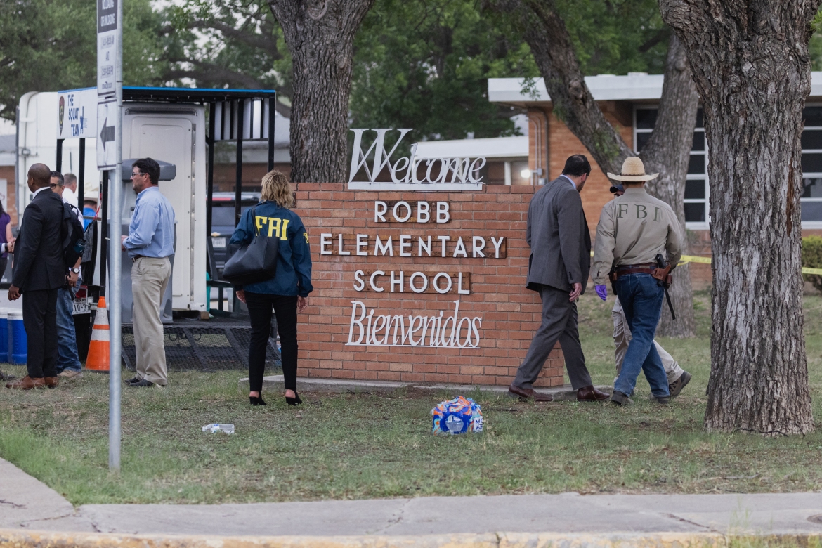 Đau đớn và thống khổ sau cuộc tấn công đẫm máu ở trường học Texas - Ảnh 4.