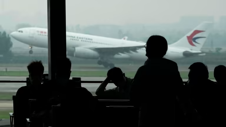 Đồng Nhân dân tệ suy yếu gây căng thẳng cho người tiêu dùng và các hãng hàng không Trung Quốc - Ảnh 2.