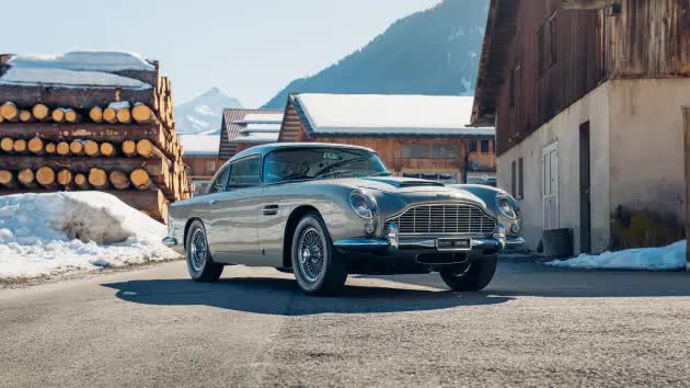 Aston Martin DB5 ‘James Bond’ được bán đấu giá gần 2 triệu USD - Ảnh 1.