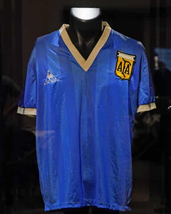 Chiếc áo 'bàn tay của Chúa' của Diego Maradona được bán với giá kỷ lục 7,1 triệu bảng Anh - Ảnh 2.