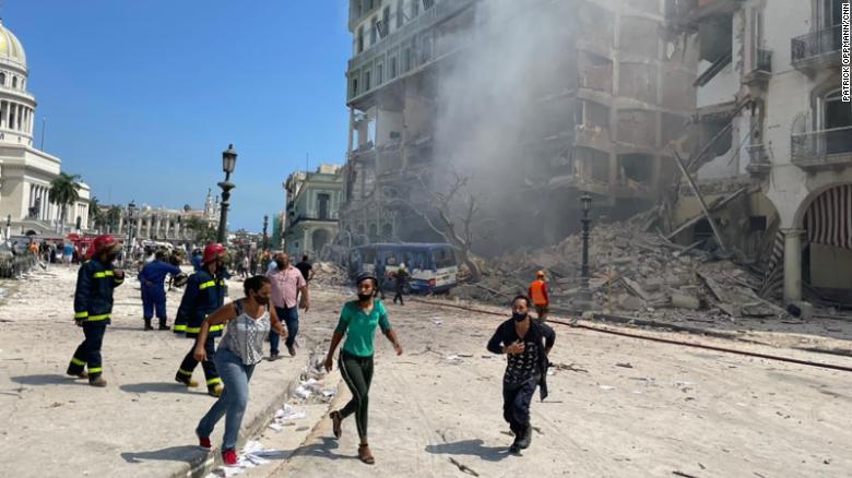 Vụ nổ lớn phá hủy khách sạn tại Havana, Cuba khiến ít nhất 22 người chết  - Ảnh 10.