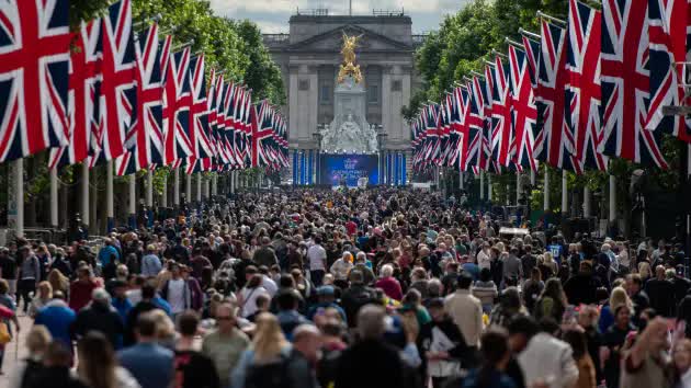 Hàng nghìn người tụ tập để chào mừng Nữ hoàng Elizabeth II khi lễ kỷ niệm Năm Thánh Bạch kim bắt đầu - Ảnh 1.