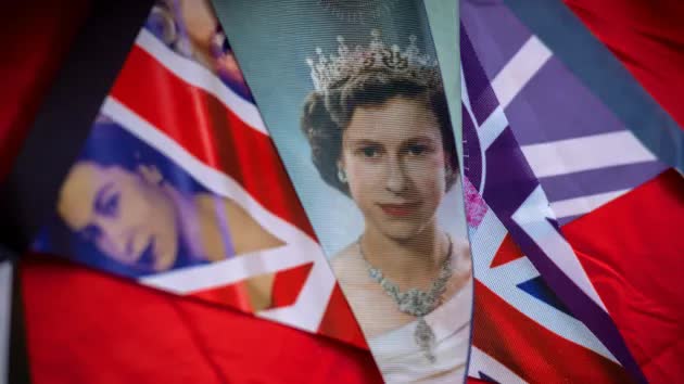 Hàng nghìn người tụ tập để chào mừng Nữ hoàng Elizabeth II khi lễ kỷ niệm Năm Thánh Bạch kim bắt đầu - Ảnh 3.