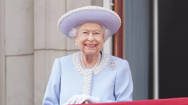 Hàng nghìn người tụ tập để chào mừng Nữ hoàng Elizabeth II khi lễ kỷ niệm Năm Thánh Bạch kim bắt đầu - Ảnh 2.