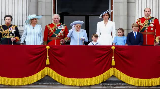 Hàng nghìn người tụ tập để chào mừng Nữ hoàng Elizabeth II khi lễ kỷ niệm Năm Thánh Bạch kim bắt đầu - Ảnh 4.