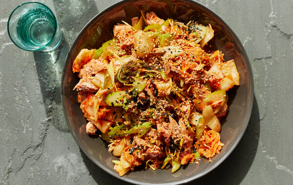 Món ngon mỗi ngày: Salad cá ngừ kim chi - Ảnh 1.