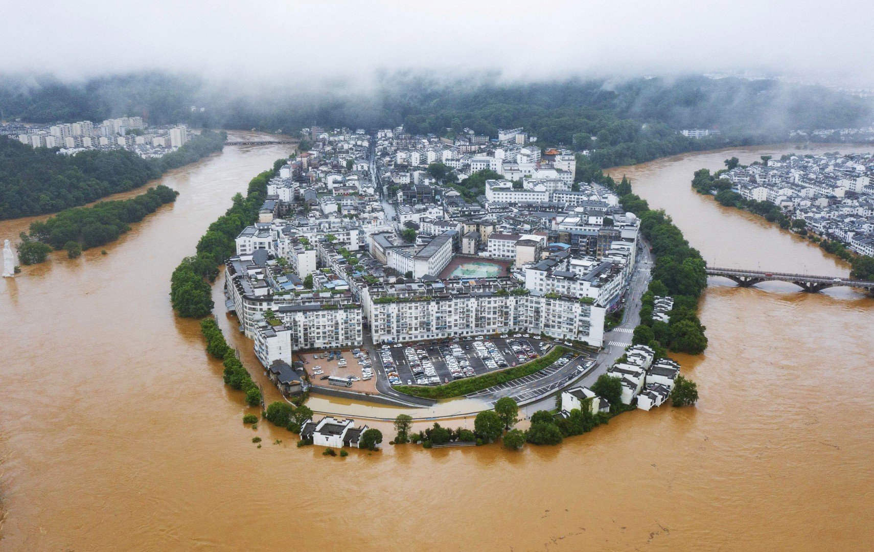 Các tỉnh phía nam của Trung Quốc đang trong tình trạng báo động khi lũ lụt - Ảnh 9.