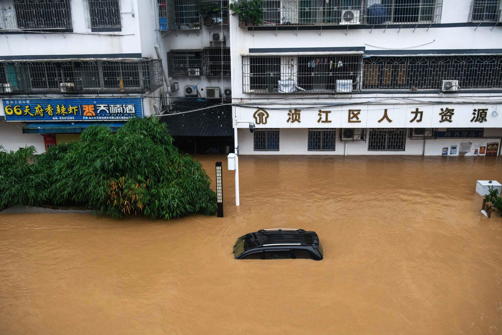 Các tỉnh phía nam của Trung Quốc đang trong tình trạng báo động khi lũ lụt - Ảnh 3.