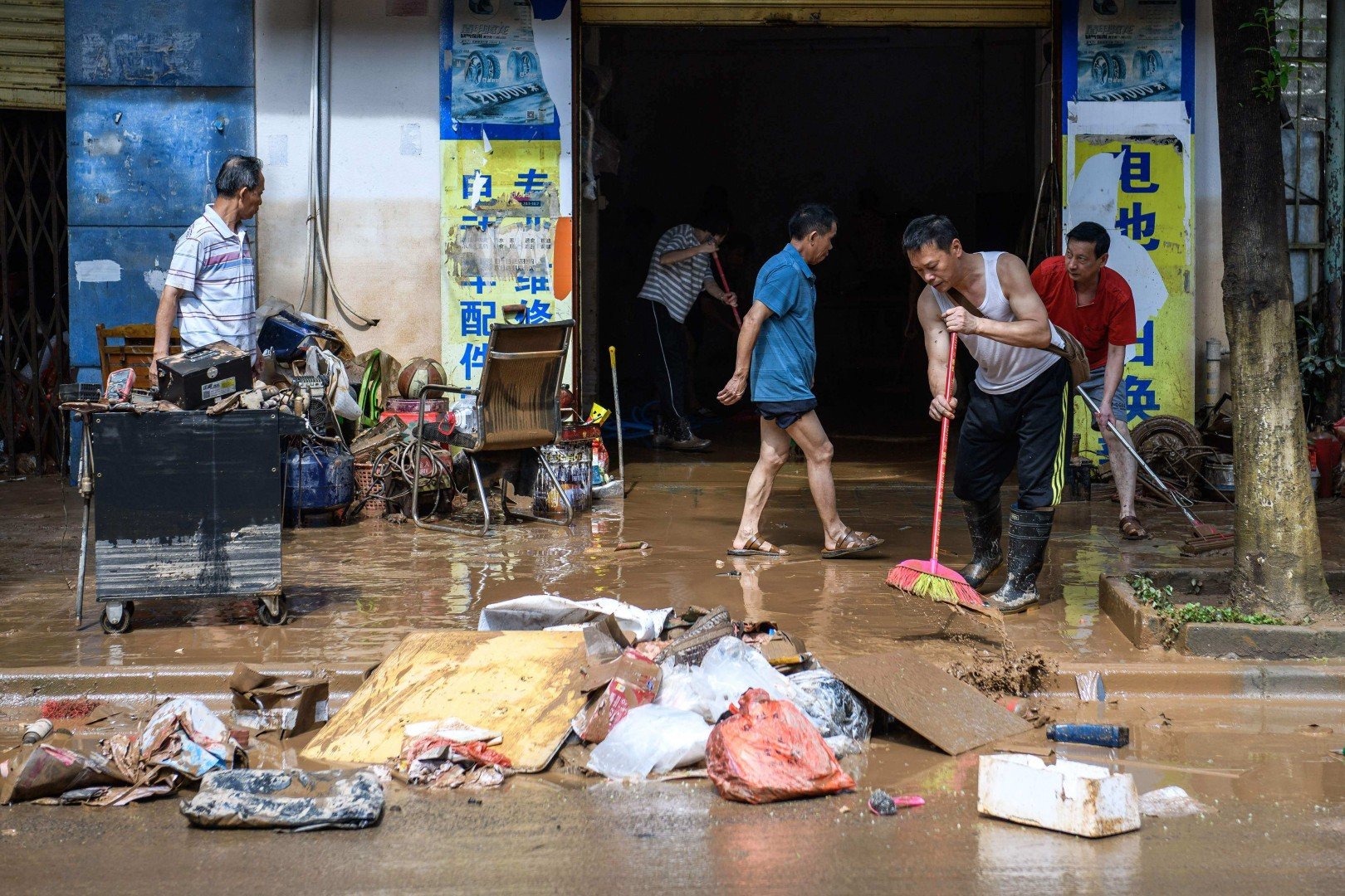 Các tỉnh phía nam của Trung Quốc đang trong tình trạng báo động khi lũ lụt - Ảnh 5.