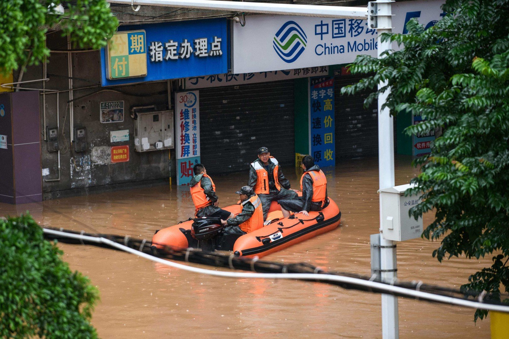 Các tỉnh phía nam của Trung Quốc đang trong tình trạng báo động khi lũ lụt - Ảnh 7.