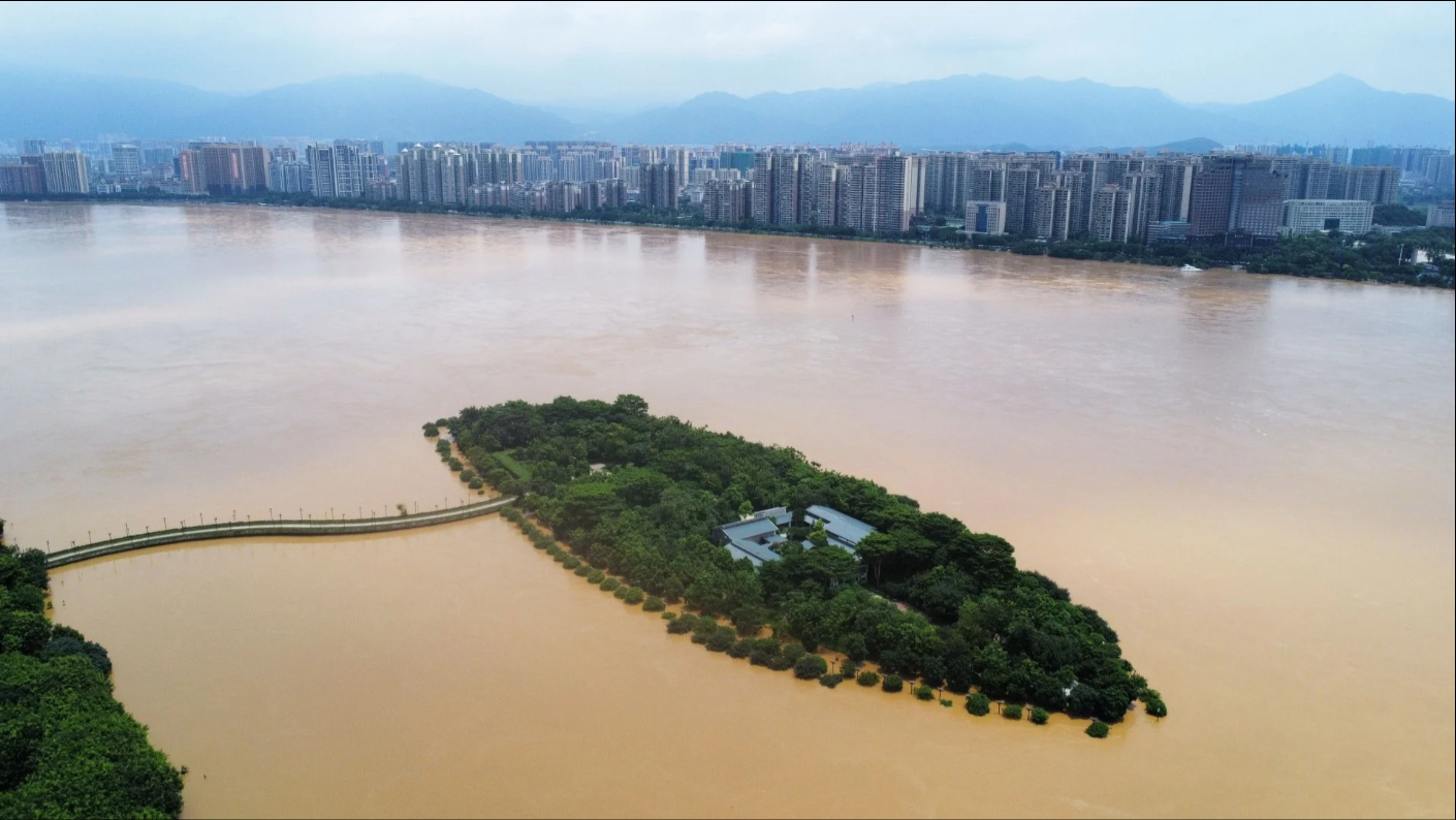 Các tỉnh phía nam của Trung Quốc đang trong tình trạng báo động khi lũ lụt - Ảnh 13.