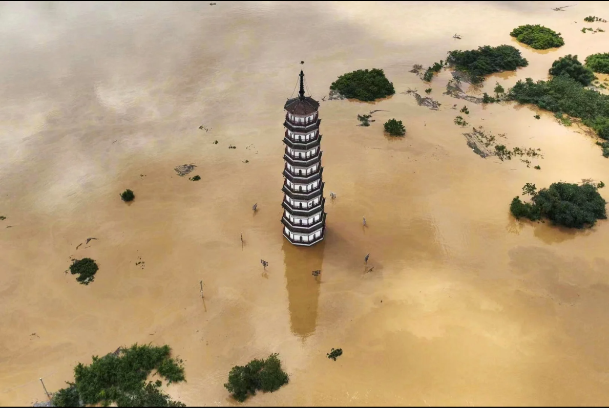 Các tỉnh phía nam của Trung Quốc đang trong tình trạng báo động khi lũ lụt - Ảnh 2.