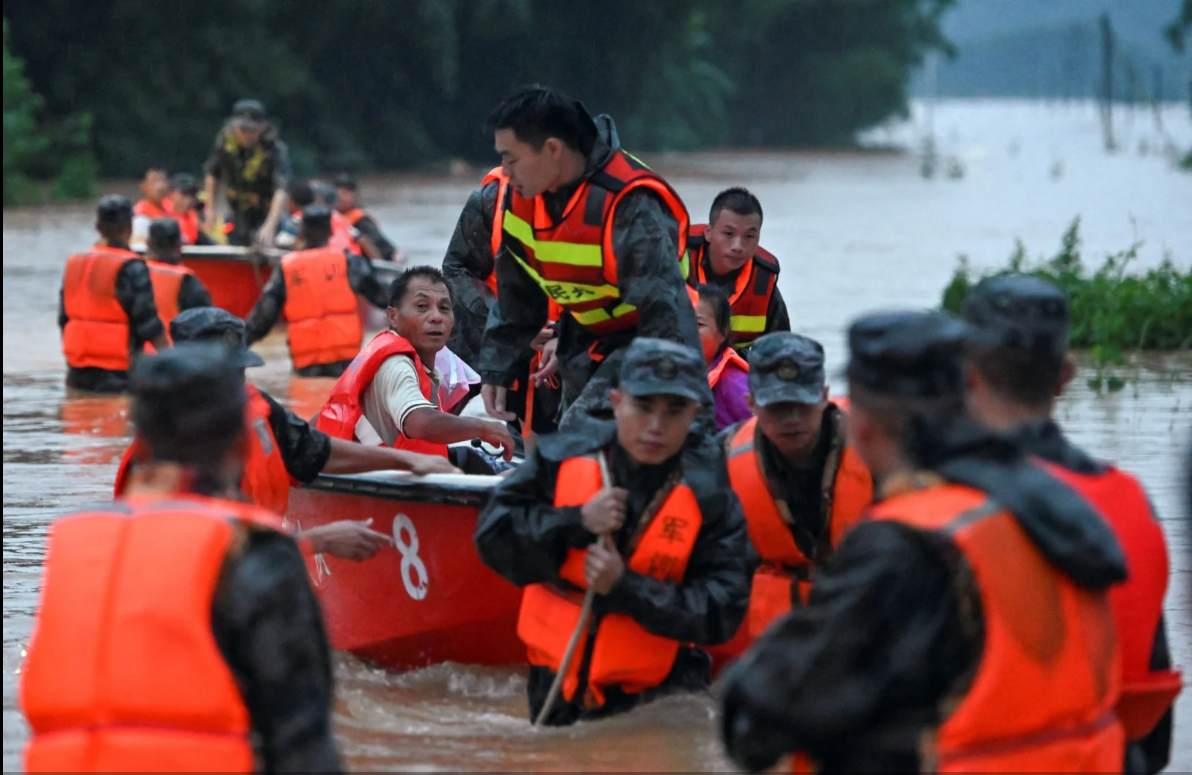 Các tỉnh phía nam của Trung Quốc đang trong tình trạng báo động khi lũ lụt - Ảnh 10.