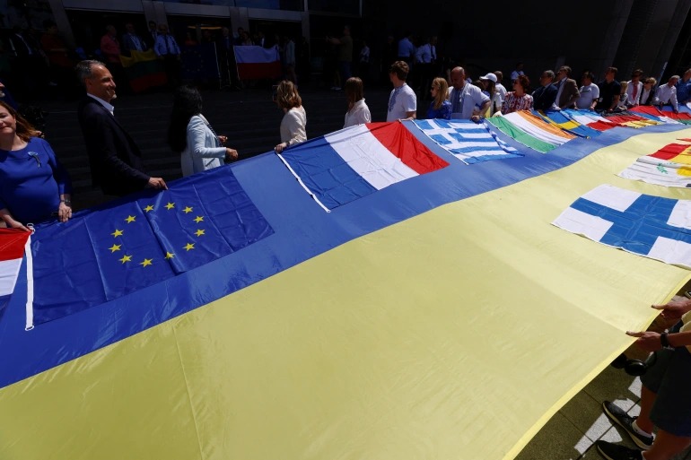 EU đồng ý cấp tư cách ứng cử viên cho Ukraina - Ảnh 1.