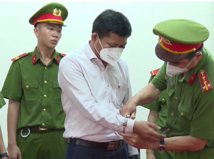 Bắt tạm giam nguyên giám đốc CDC Bình Phước liên quan đến vụ Việt Á - Ảnh 1.