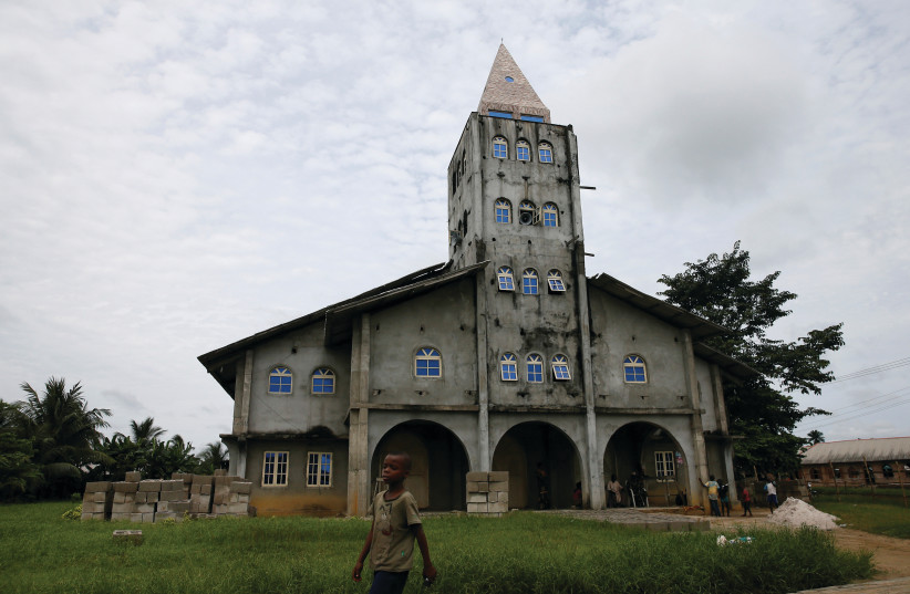 Ít nhất 50 người chết sau khi các tay súng tấn công nhà thờ ở Nigeria - Ảnh 1.