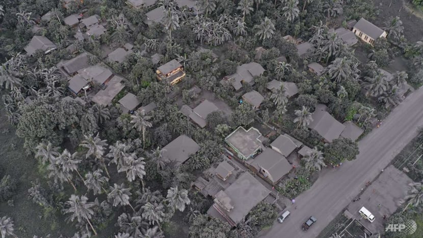 Tro phủ khắp các thị trấn ở Philippines sau khi núi lửa phun trào - Ảnh 6.