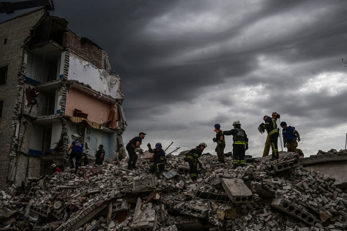 Hình ảnh tìm kiếm những người sống sót dưới các mảnh vỡ của tòa nhà Chasiv Yar - Ảnh 1.