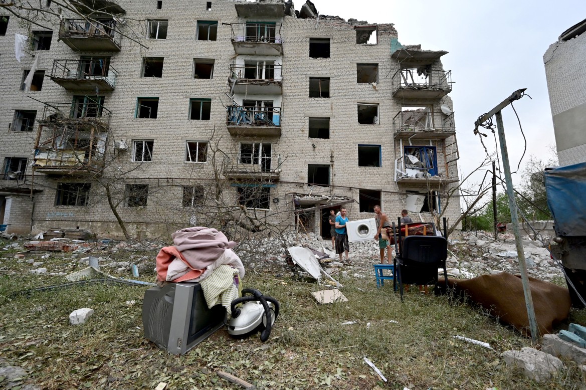 Hình ảnh tìm kiếm những người sống sót dưới các mảnh vỡ của tòa nhà Chasiv Yar - Ảnh 8.