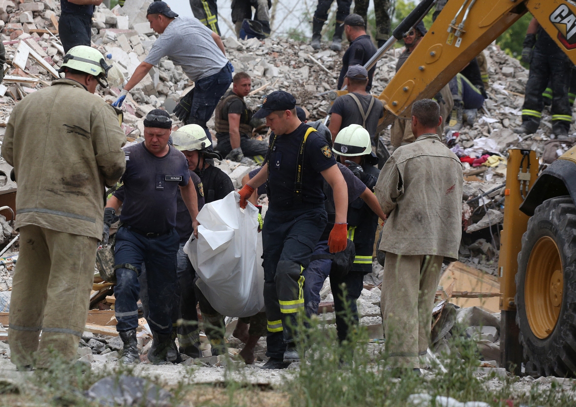 Hình ảnh tìm kiếm những người sống sót dưới các mảnh vỡ của tòa nhà Chasiv Yar - Ảnh 5.