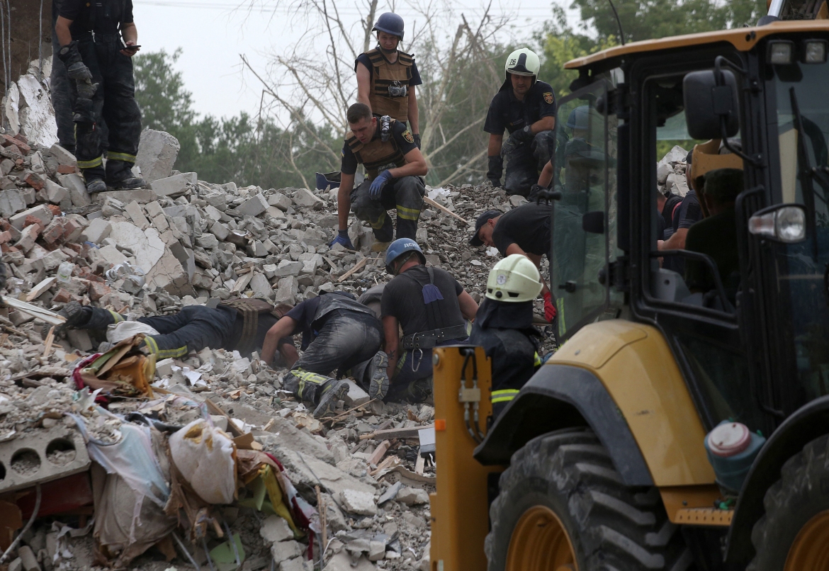 Hình ảnh tìm kiếm những người sống sót dưới các mảnh vỡ của tòa nhà Chasiv Yar - Ảnh 10.