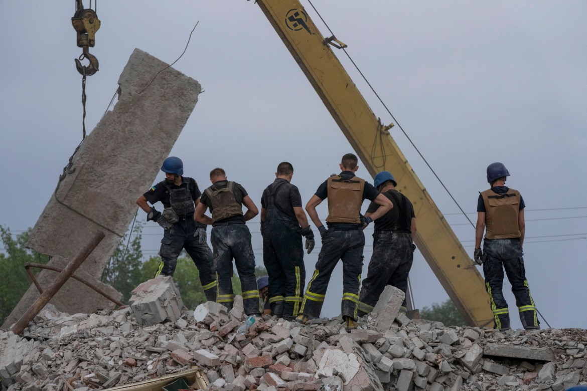 Hình ảnh tìm kiếm những người sống sót dưới các mảnh vỡ của tòa nhà Chasiv Yar - Ảnh 9.