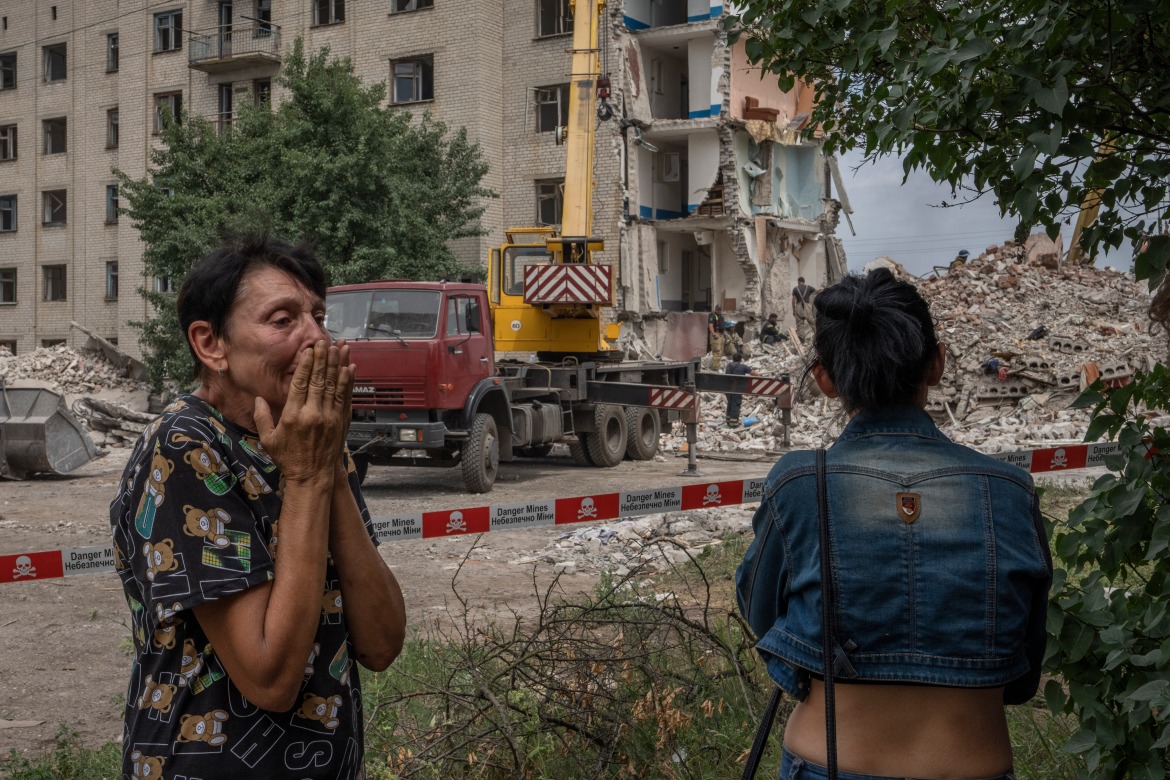 Hình ảnh tìm kiếm những người sống sót dưới các mảnh vỡ của tòa nhà Chasiv Yar - Ảnh 3.
