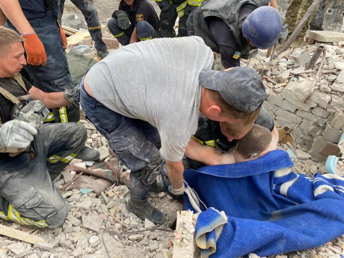 Hình ảnh tìm kiếm những người sống sót dưới các mảnh vỡ của tòa nhà Chasiv Yar - Ảnh 4.