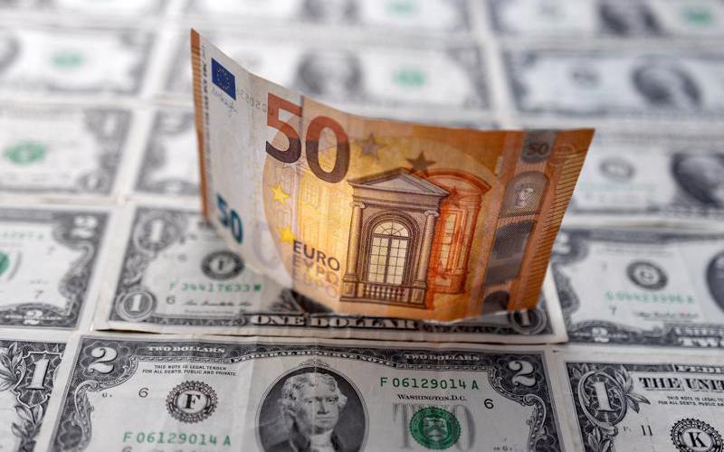 Lần đầu tiên trong 20 năm, đồng euro và đồng USD gần ngang giá
