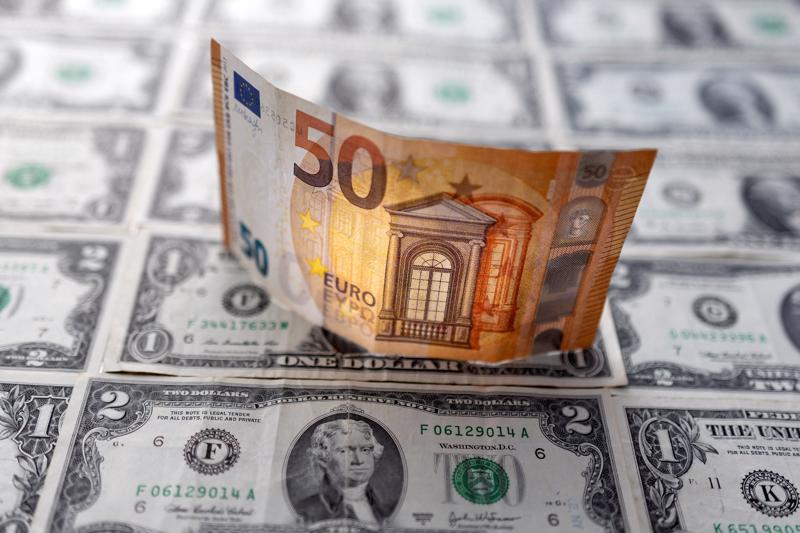 Lần đầu tiên trong 20 năm, đồng euro và đồng USD gần ngang giá - Ảnh 1.