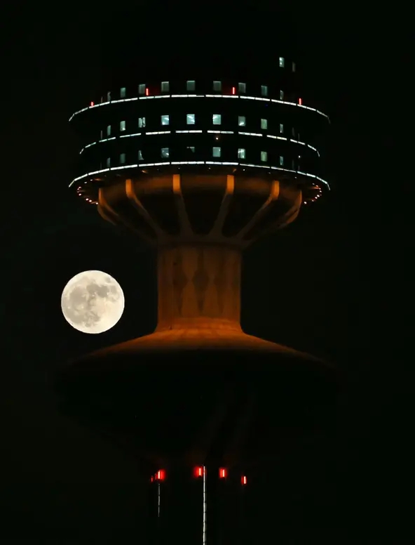 Chiêm ngưỡng siêu trăng sáng nhất trong năm trên bầu trời thế giới - Ảnh 8.