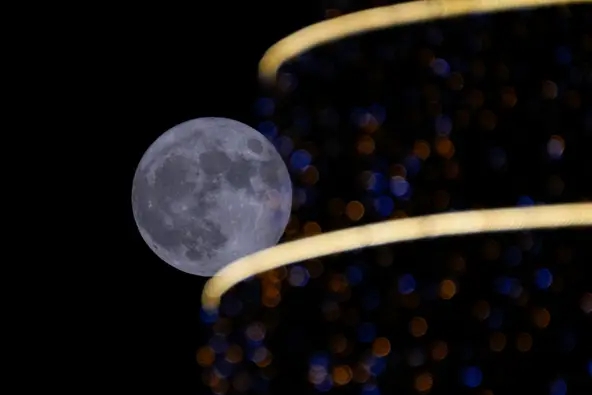 Chiêm ngưỡng siêu trăng sáng nhất trong năm trên bầu trời thế giới - Ảnh 3.