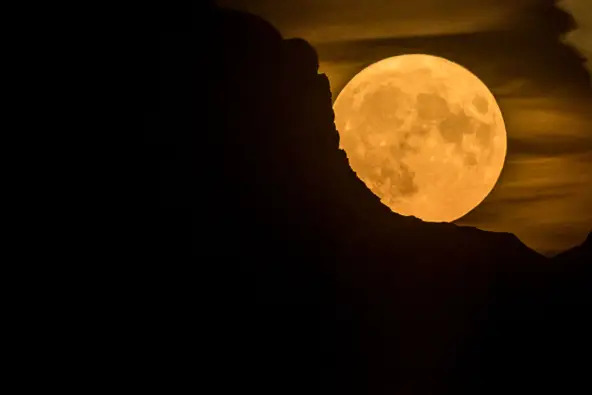 Chiêm ngưỡng siêu trăng sáng nhất trong năm trên bầu trời thế giới - Ảnh 1.
