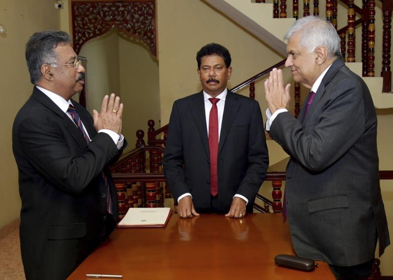 Thủ tướng Sri Lanka tuyên thệ nhậm chức tổng thống lâm thời - Ảnh 1.