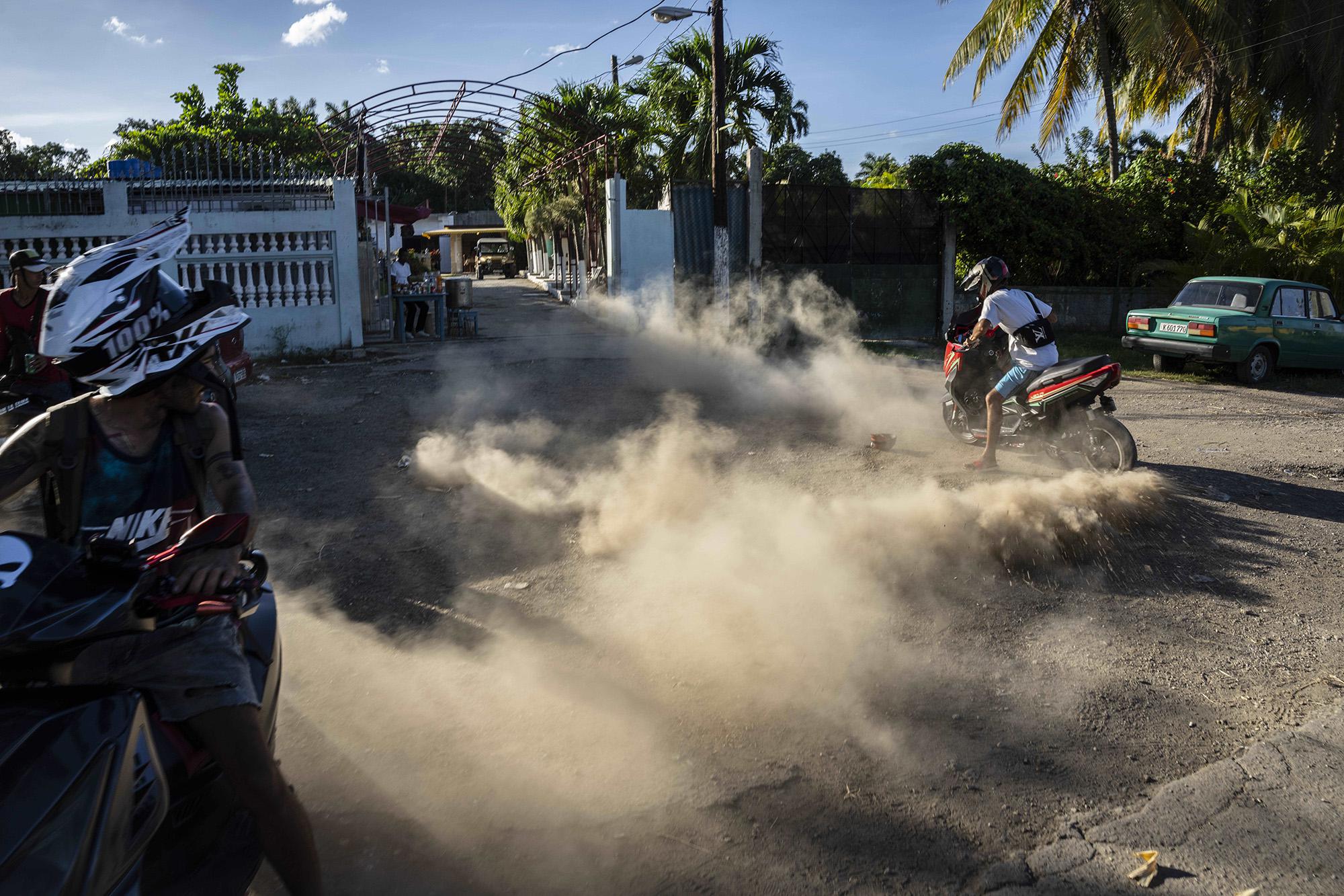 Thành phố Havana tràn ngập xe máy điện trong bối cảnh thiếu động cơ diesel - Ảnh 4.