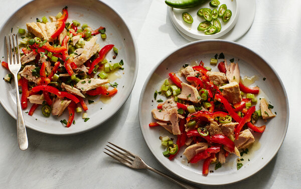 Món ngon mỗi ngày: Salad cá ngừ ớt chuông - Ảnh 1.