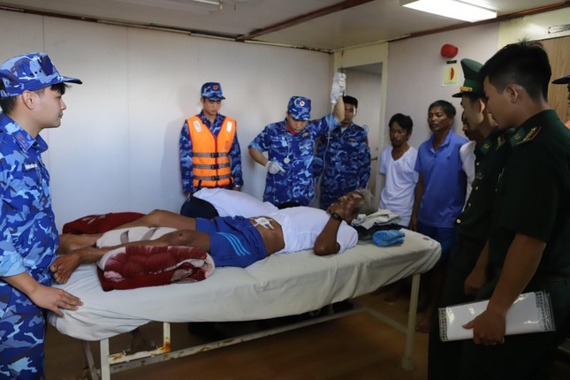 5 ngư dân Bình Thuận trôi dạt được một tàu nước ngoài cứu sống - Ảnh 1.
