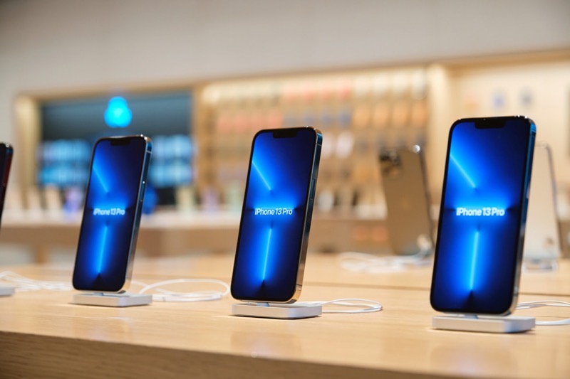 Apple lần đầu phải giảm giá iPhone để kích cầu - Ảnh 1.