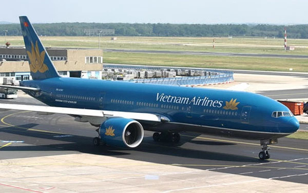 Máy bay Vietnam Airlines hạ cánh khẩn cấp tại Đà Nẵng vì động cơ có khói - Ảnh 1.